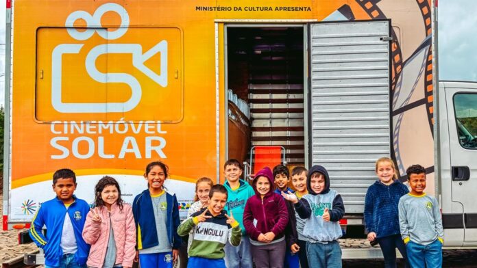 Cinemóvel Solar Leva Cinema Ao Ar Livre Para Comunidades Do Paraná